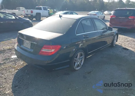 2012 Mercedes-Benz C 250 Sport z USA, uszkodzony, nr VIN WDDGF4HB5CA604139